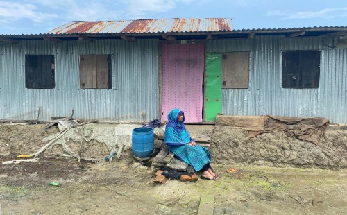 বিয়ের দাবিতে প্রেমিকের বাড়িতে ১৬ দিন ধরে প্রেমিকার অবস্থান, খবর পেয়ে পালালেন প্রেমিক 