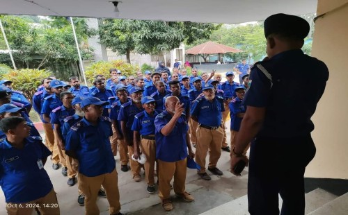 দুর্গাপূজা উৎসব শেষ মুহূর্তে চলছে সাজসজ্জা কঠোর নিরাপত্তায় প্রশাসন 