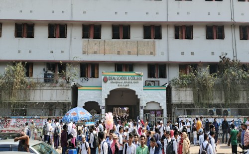 মতিঝিল আইডিয়াল স্কুল অ্যান্ড কলেজ বাতির নিচে অন্ধকার 