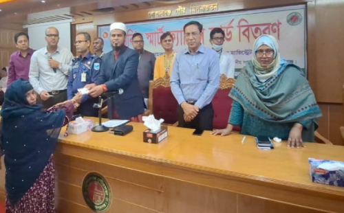 গোপালগঞ্জে সাত শতাধিক সুবিধাভোগীদের মাঝে টিসিবি'র স্মার্ট ফ্যামিলি কার্ড বিতরণ করেছেন জেলা প্রশাসক মুহম্মদ কামরুজ্জামান 