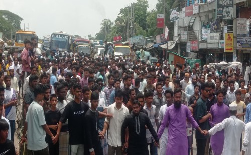 মাওলানা রইস হত্যার বিচার দাবিতে দক্ষিণ চট্টগ্রামে  সড়ক অবরোধ 