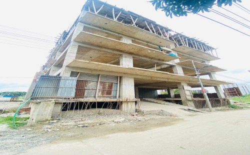 নির্মাণাধীন ভবন যেন মৃত্যুফাঁদ 