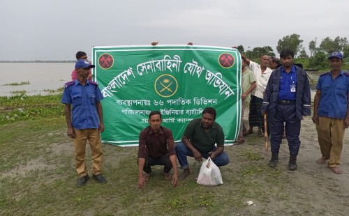 গাইবান্ধার সাঘাটা উপজেলায় যমুনা নদীর ডান তীর ঘেঁষে মুন্সিরহাট খোলা এলাকায় অবৈধভাবে বালু উত্তোলনের বিরুদ্ধে অভিযান চালিয়েছে প্রশাসন 