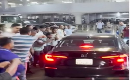 বিমান বন্দরে দর্শকদের রোষানলে ক্রিকেটাররা 