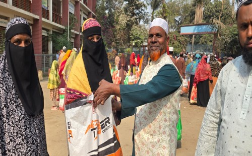 কেরানীগঞ্জে ৫ শতাধিক রোজাদারের মাঝে ইফতার সামগ্রী বিতরণ 